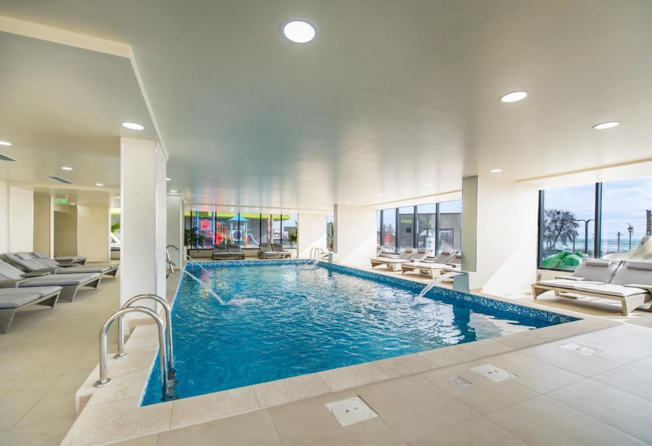 Maya Apartment- Spa N Pools Beach Resort Mamaia Buitenkant foto