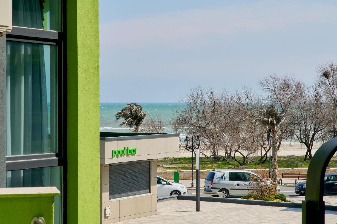 Maya Apartment- Spa N Pools Beach Resort Mamaia Buitenkant foto