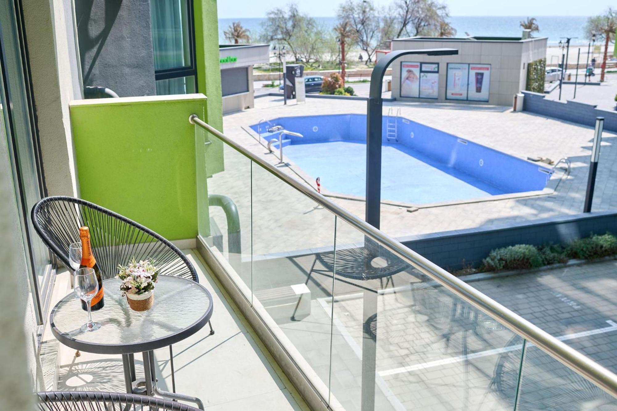 Maya Apartment- Spa N Pools Beach Resort Mamaia Buitenkant foto